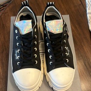 Womens 7.5

Palladium 

Revolt lo tx

New with manufacturer flaw